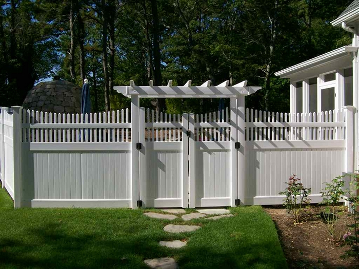 Vinyl Fence Contractor in Bloomingdale, Florida