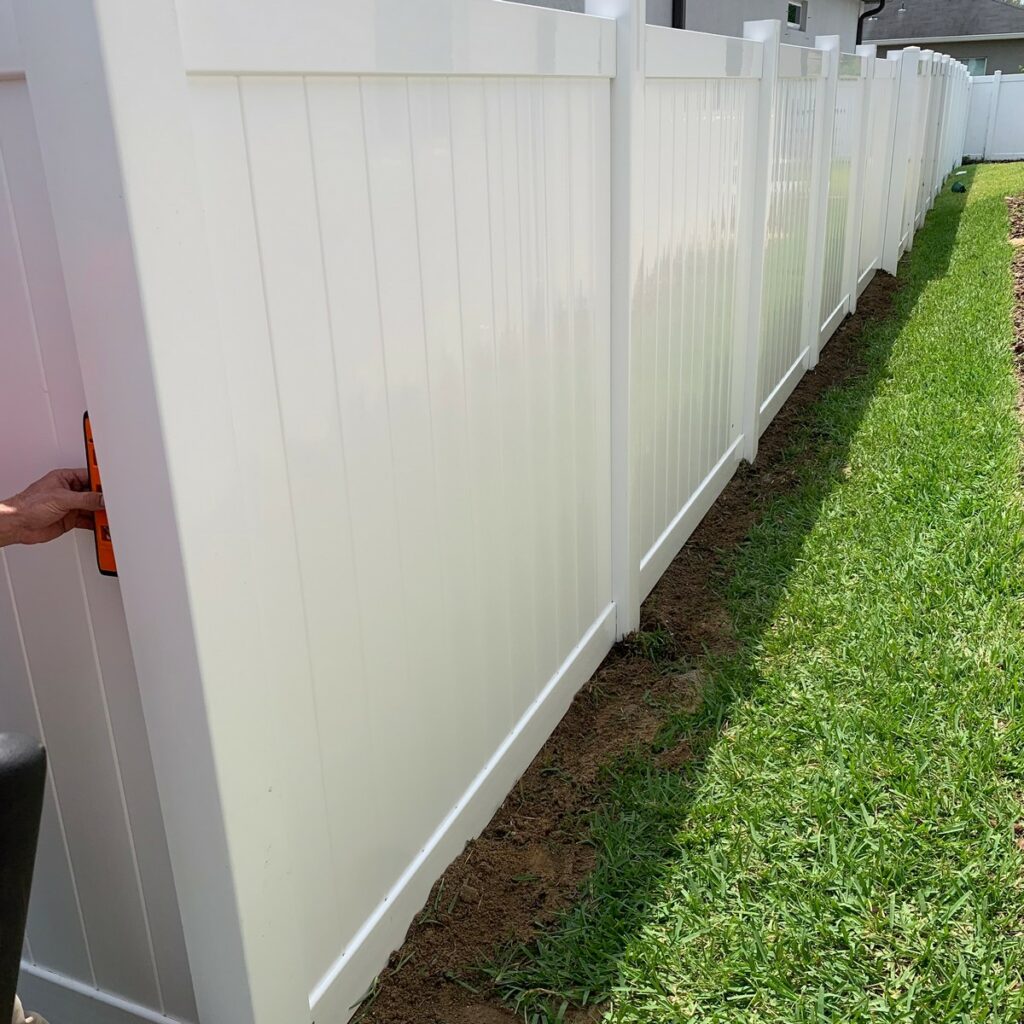 6 ft vinyl privacy fence installation in Wesley Chapel, Florida