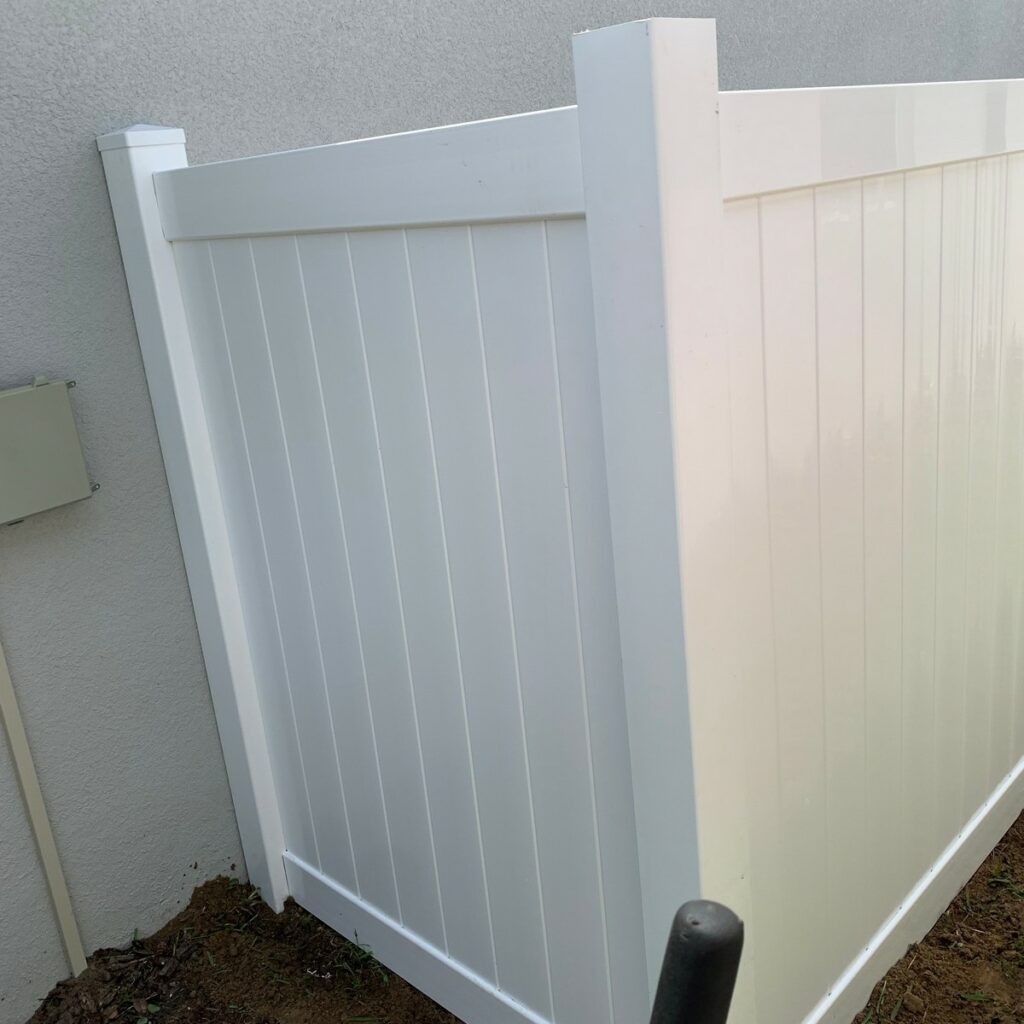 6 ft vinyl privacy fence installation in Wesley Chapel, Florida