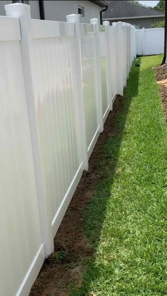 6 ft vinyl privacy fence installation in Wesley Chapel, Florida