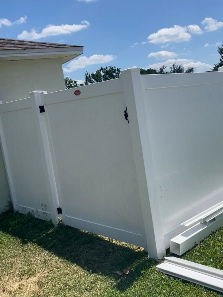 6 ft vinyl privacy fence installation in Wesley Chapel, Florida