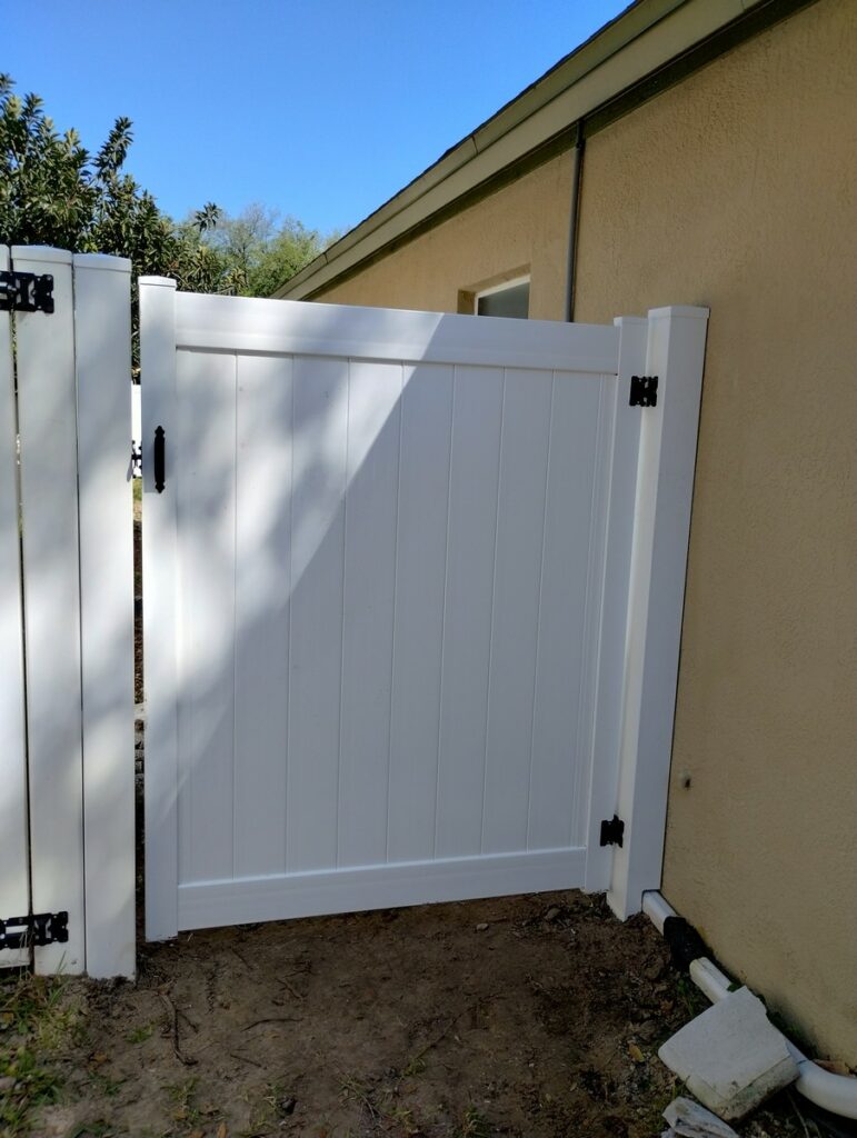 Land O’ Lakes Poolside Privacy Vinyl Fence