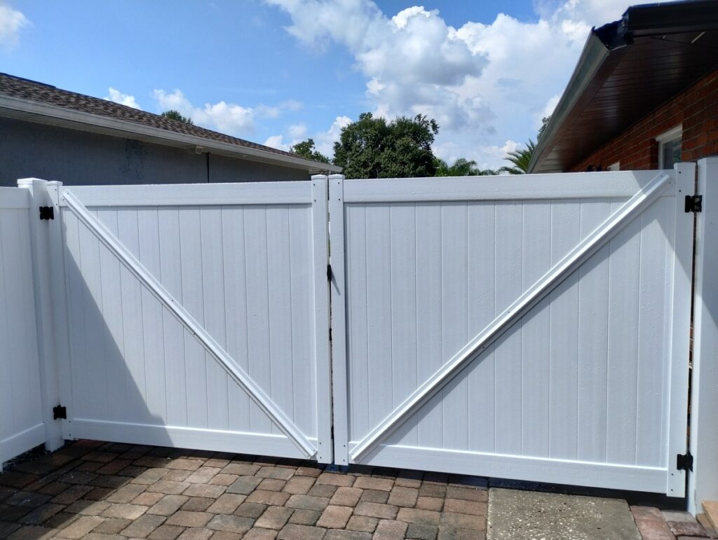 Lutz Vinyl fence Installation