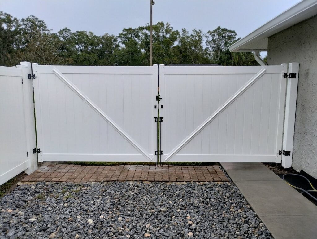 Lutz Vinyl fence Installation