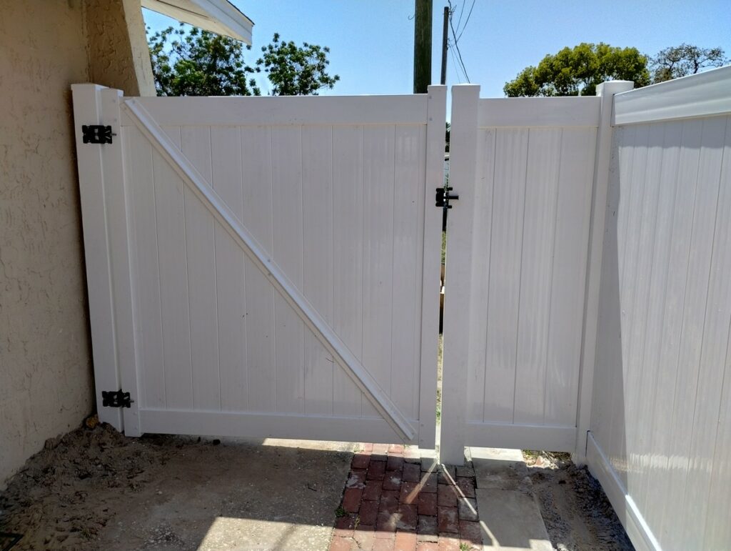 New Tampa, Vinyl Privacy Fence Installation