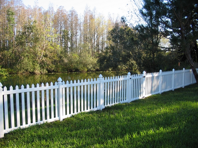 Installation of Vinyl Picket Fences in Tampa