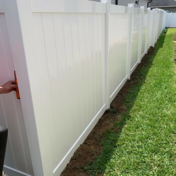 6ft Vinyl Privacy Fence in Wesley Chapel 6 ft vinyl privacy fence installation in Wesley Chapel, Florida