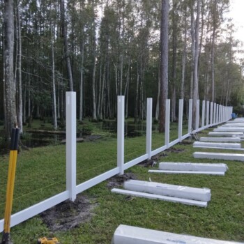 White Vinyl Privacy Fencing in Land-O-Lakes White Vinyl Privacy Fencing in Land-O-Lakes